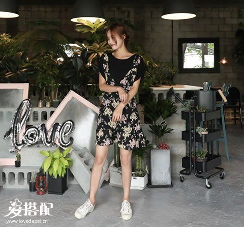 干凈甜美風(fēng) 搭配:黑色系穿搭+小白鞋